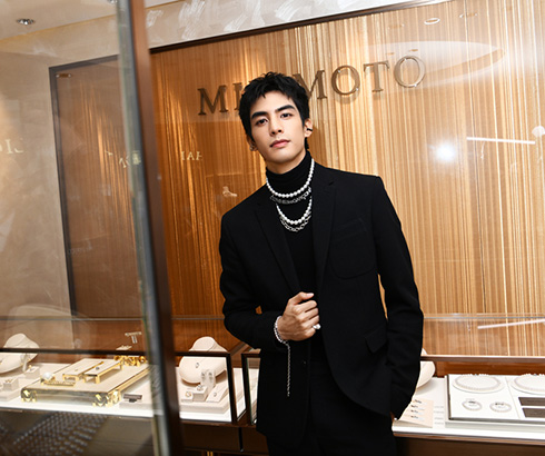 演员宋威龙于MIKIMOTO上海恒隆精品店品鉴MIKIMOTO COMME des GARÇONS合作款珠宝